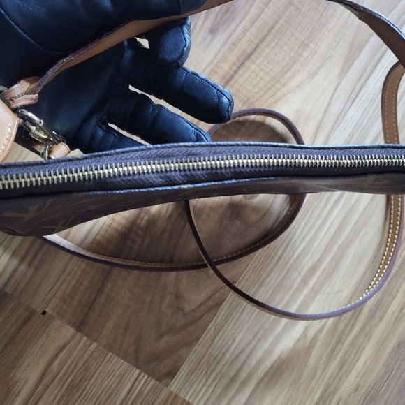 LV POCHETE - Picture 11 of 16